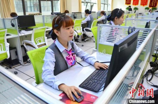 圖為青海省西寧市城市運行管理指揮中心12345話務(wù)大廳的話務(wù)員馮蓉正在接聽市民來電?！◆?shù)り?攝