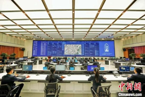 圖為青海省西寧市城市運行管理指揮中心的指揮大廳。西寧市城市運行管理指揮中心供圖