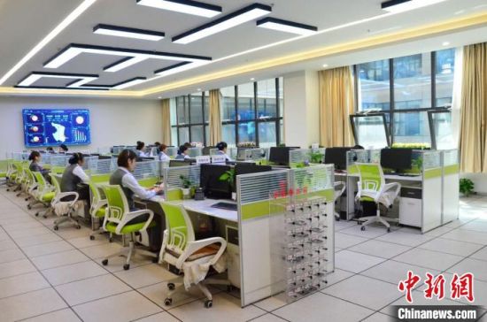 圖為青海省西寧市城市運行管理指揮中心的12345話務(wù)大廳。　魯?shù)り?攝