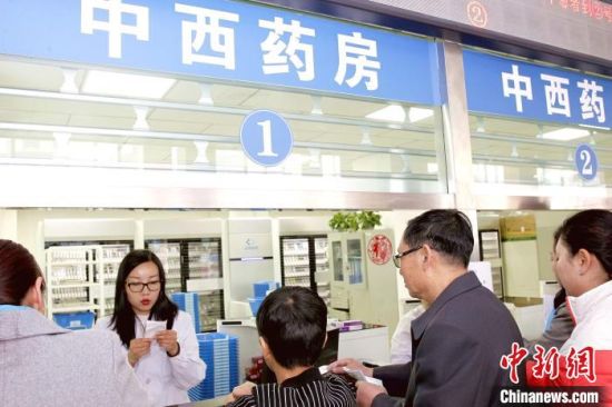 圖為青海一家醫(yī)院的藥房窗口。（資料圖）　張?zhí)砀！z