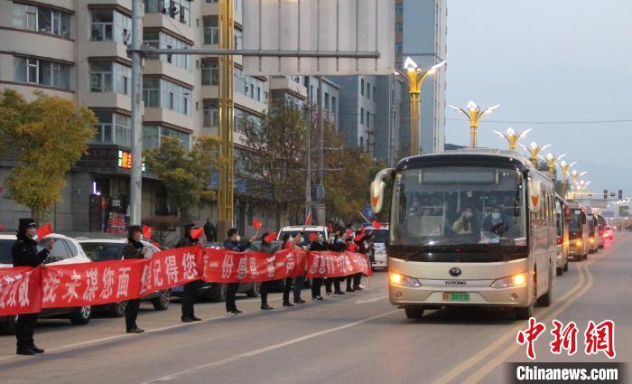 圖為完成支援任務(wù)的醫(yī)務(wù)人員離開平安區(qū)。　祁樹江 攝