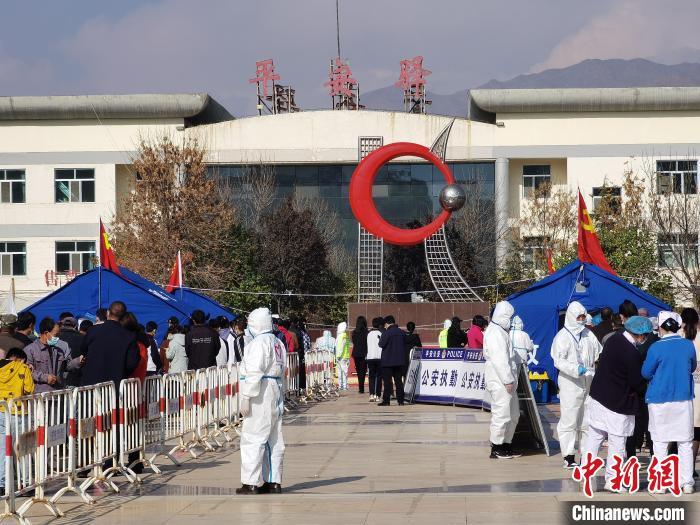 圖為平安區(qū)最大的核酸檢測點(diǎn)平安驛站站前廣場?！∑钤鲚?攝