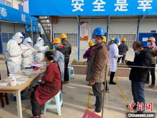 圖為青海省西寧市城中區(qū)某建筑工地核酸檢測點(diǎn)現(xiàn)場?！∏嗪Ｊ∥鲗幨谐侵袇^(qū)城鄉(xiāng)建設(shè)局供圖
