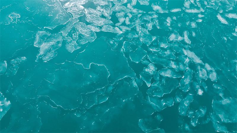 冬日青海湖 碎冰漂浮在湖面。宋忠勇攝