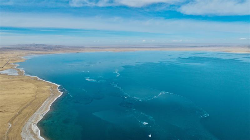 冬日青海湖 碎冰漂浮在湖面。宋忠勇攝