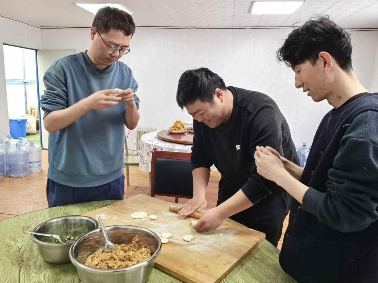 項目部里包餃子。王元明攝