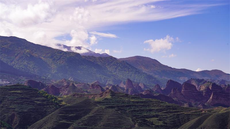 丹霞群峰。羊格東智攝