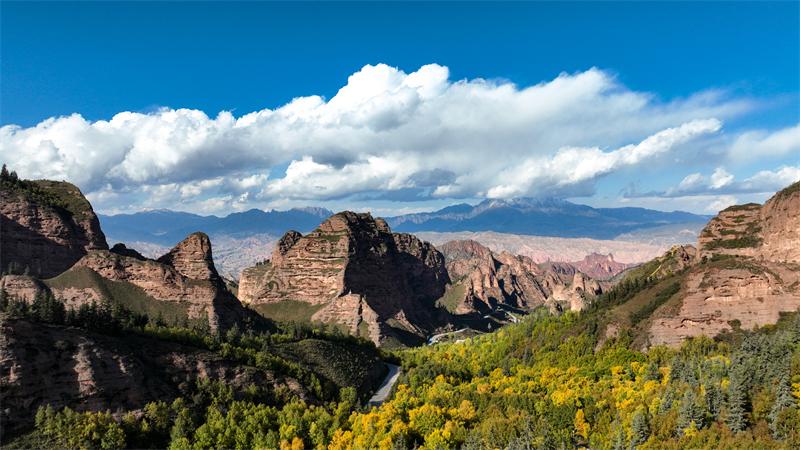 丹霞群峰。羊格東智攝