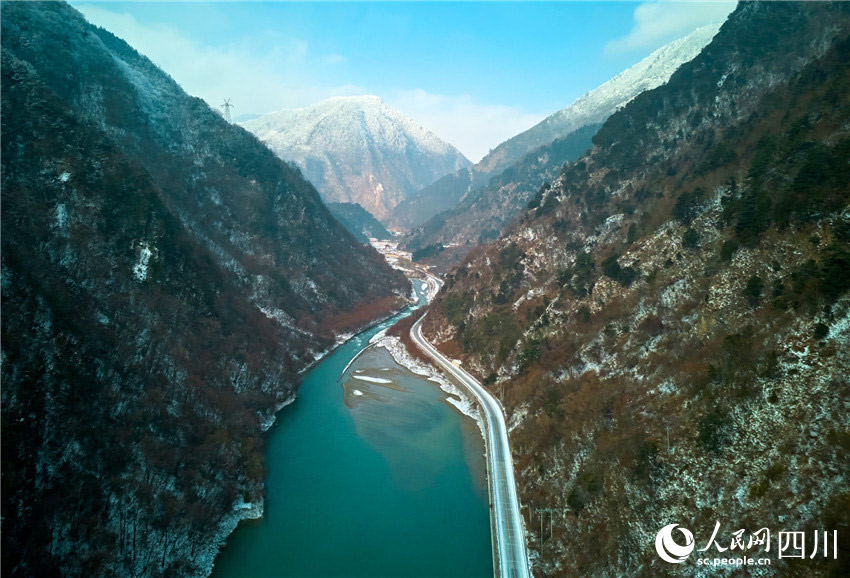 公路在雪山間穿梭。胡宇攝
