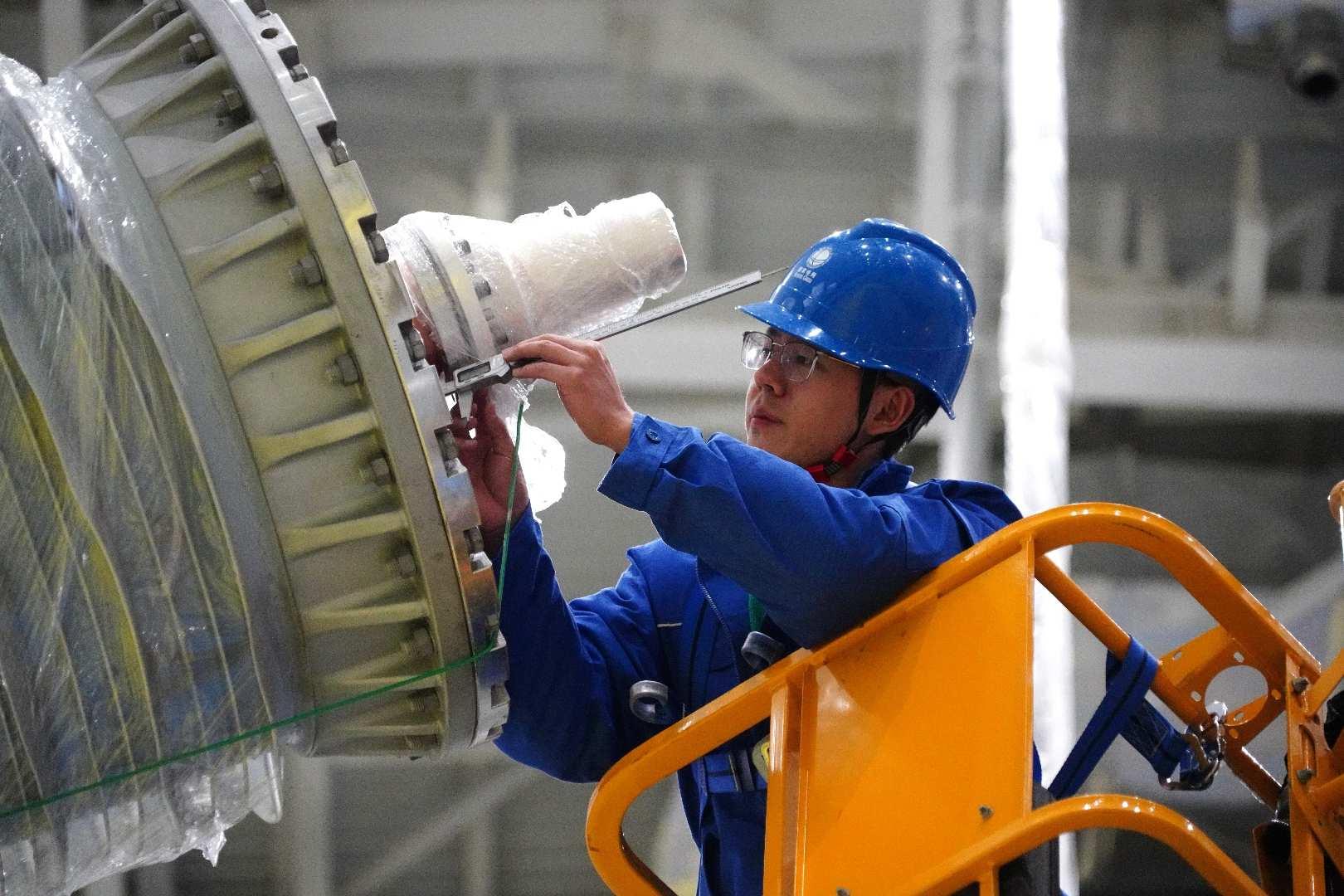 國網(wǎng)四川電力藏族員工次爾杜吉在布拖換流站驗(yàn)收變壓器套管。鄭自豪攝