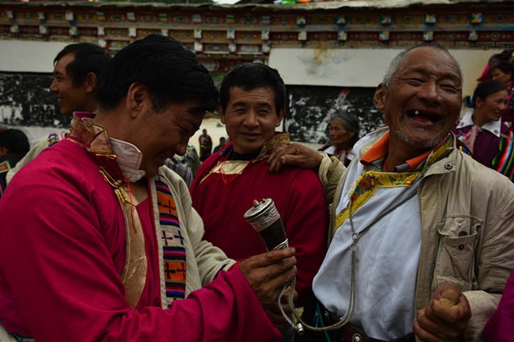 邊吸鼻咽，邊看熱鬧，笑得好燦爛。（張國華 攝）DSC_1723_.jpg