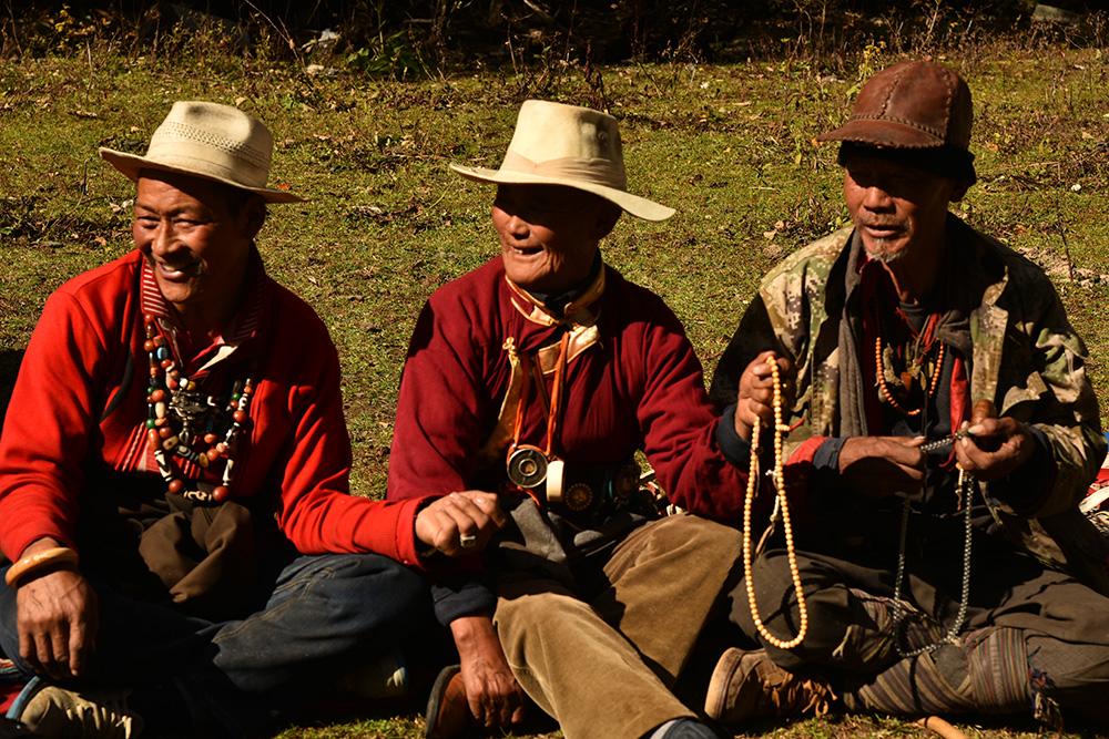 三個(gè)藏族老人吸一撮鼻煙，念一段經(jīng)文。（張國華 攝）DSC_4673.JPG