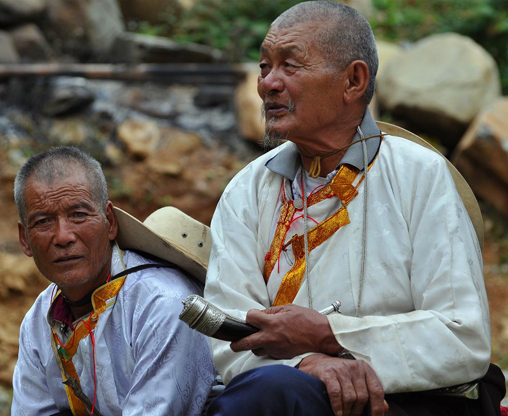 藏族老人除了勞作的時(shí)候，鼻煙壺不離手。（張國華 攝）DSC_7788.jpg