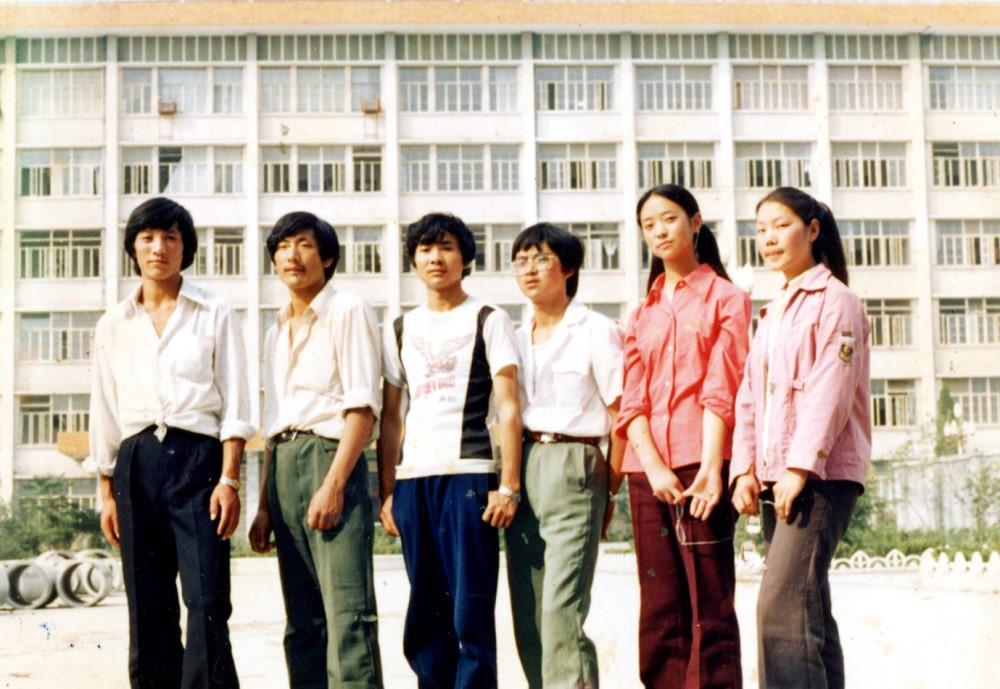 1987年9月作者考入西南民族學院，在教學大樓前與云南同學合影留影。張國華　供稿.jpg